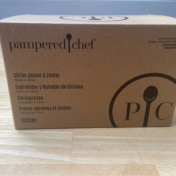 Pampered Chef Green and White Citrus Tool Set - Picture 1 of 4